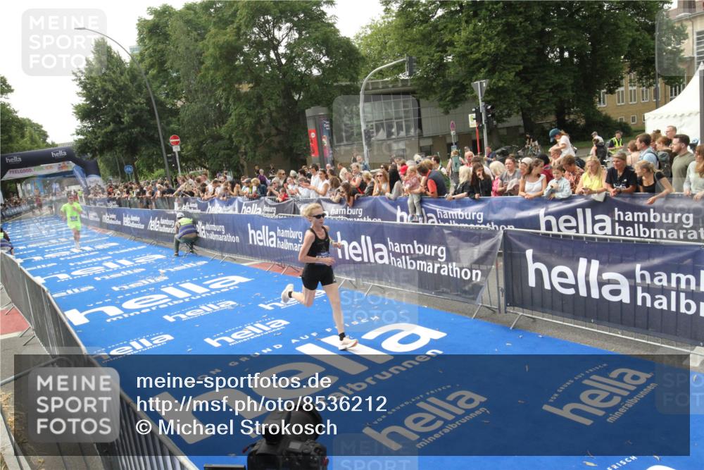 29.06.2025 - hella hamburg halbmarathon Michael Strokosch http://msf.ph/oto/8536212 29.06.2025 10:26:00 Ziel  meine-sportfotos.de