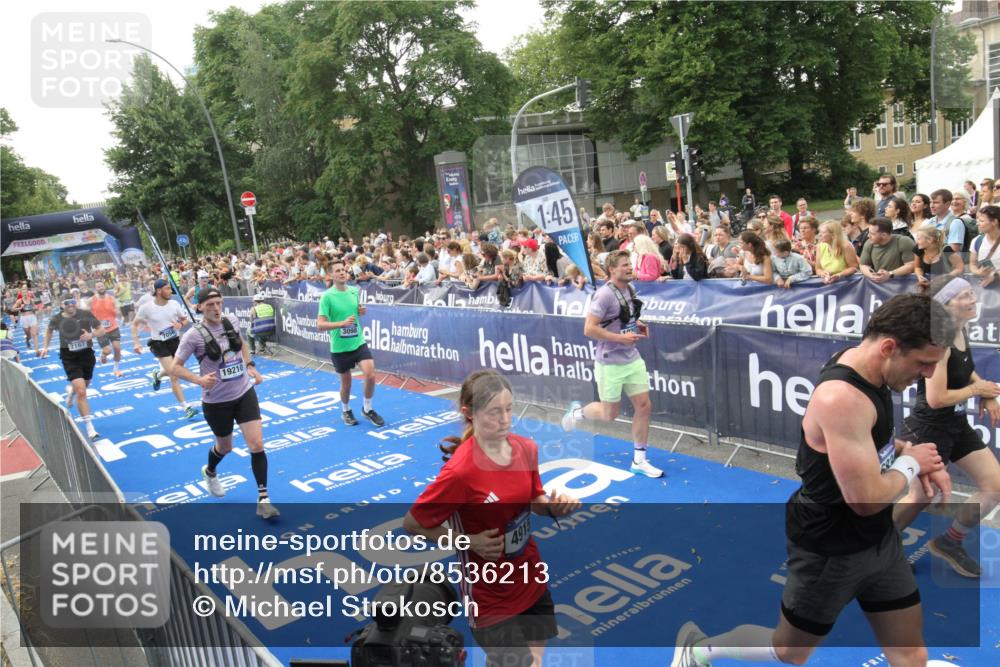 29.06.2025 - hella hamburg halbmarathon Michael Strokosch http://msf.ph/oto/8536213 29.06.2025 10:44:55 Ziel  meine-sportfotos.de