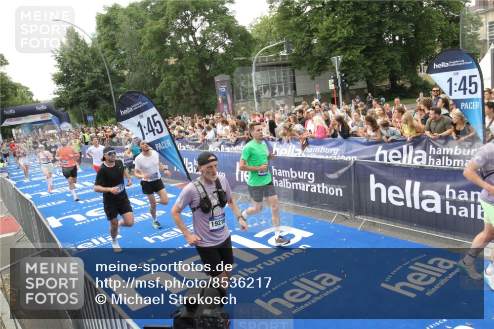 29.06.2025 - hella hamburg halbmarathon Michael Strokosch http://msf.ph/oto/8536217 29.06.2025 10:44:56 Ziel  meine-sportfotos.de