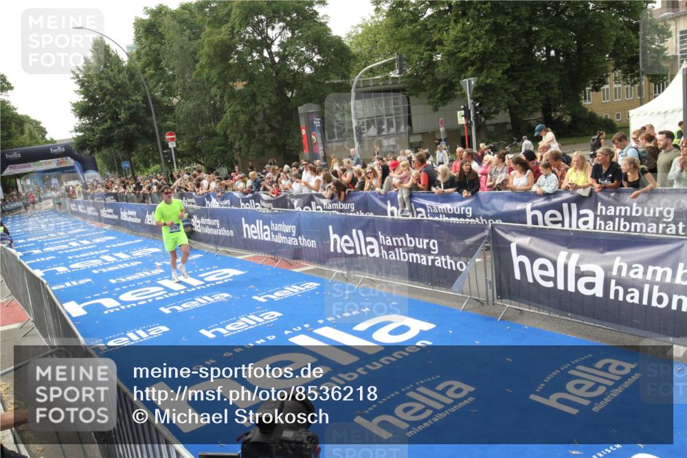 29.06.2025 - hella hamburg halbmarathon Michael Strokosch http://msf.ph/oto/8536218 29.06.2025 10:26:03 Ziel  meine-sportfotos.de