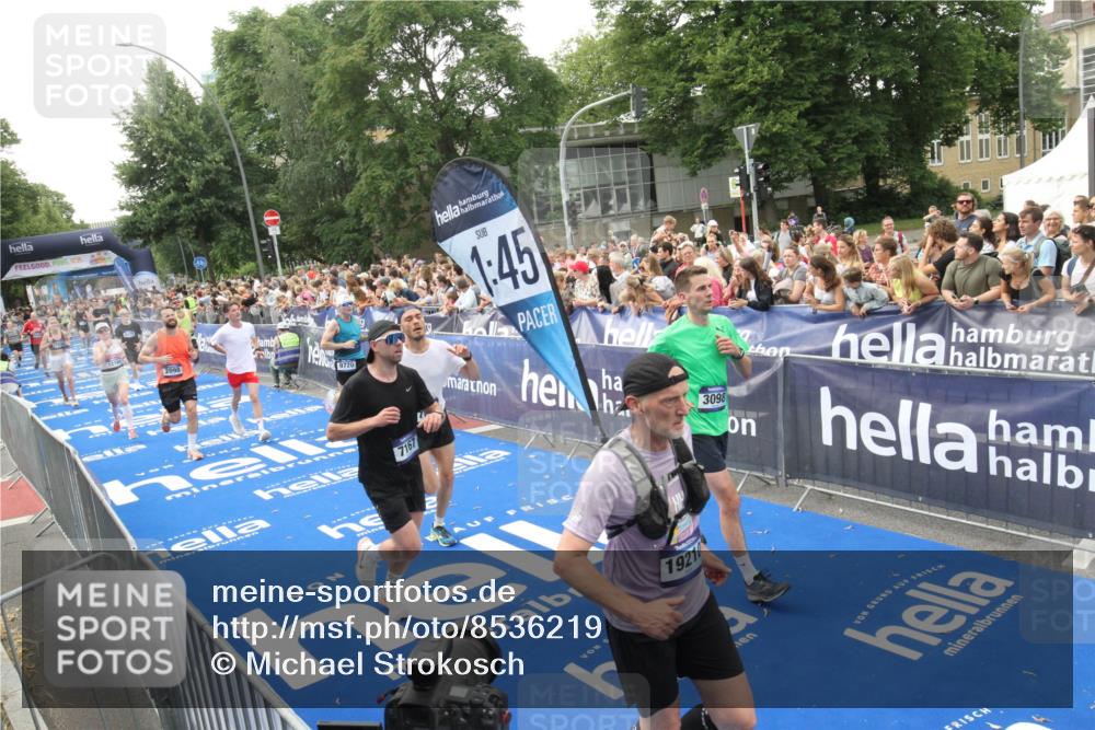 29.06.2025 - hella hamburg halbmarathon Michael Strokosch http://msf.ph/oto/8536219 29.06.2025 10:44:57 Ziel  meine-sportfotos.de
