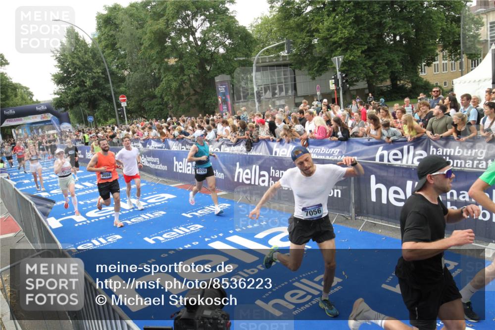 29.06.2025 - hella hamburg halbmarathon Michael Strokosch http://msf.ph/oto/8536223 29.06.2025 10:44:57 Ziel  meine-sportfotos.de