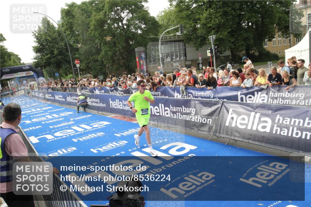 29.06.2025 - hella hamburg halbmarathon Michael Strokosch http://msf.ph/oto/8536224 29.06.2025 10:26:04 Ziel  meine-sportfotos.de
