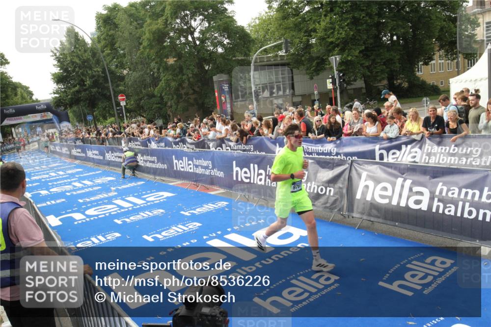 29.06.2025 - hella hamburg halbmarathon Michael Strokosch http://msf.ph/oto/8536226 29.06.2025 10:26:04 Ziel  meine-sportfotos.de