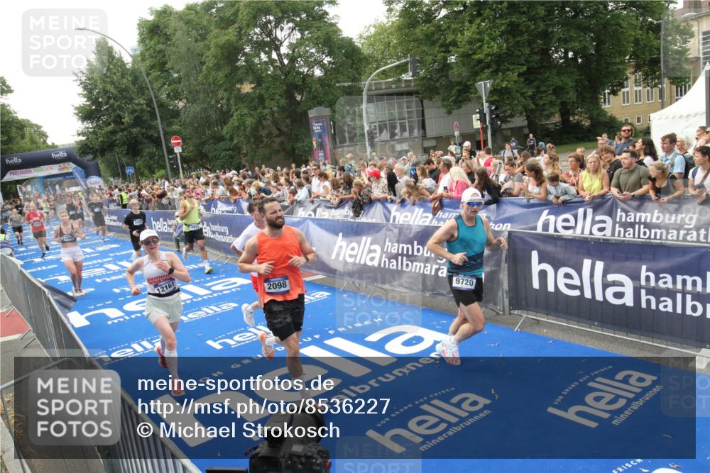 29.06.2025 - hella hamburg halbmarathon Michael Strokosch http://msf.ph/oto/8536227 29.06.2025 10:44:58 Ziel  meine-sportfotos.de
