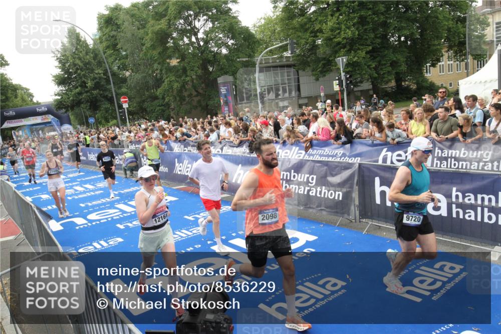 29.06.2025 - hella hamburg halbmarathon Michael Strokosch http://msf.ph/oto/8536229 29.06.2025 10:44:59 Ziel  meine-sportfotos.de