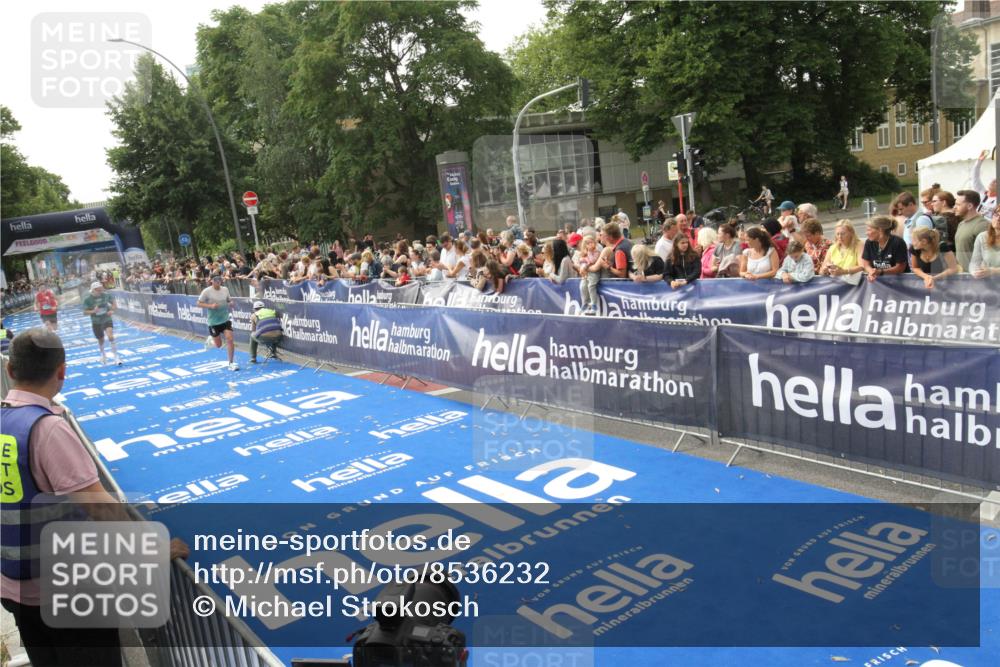 29.06.2025 - hella hamburg halbmarathon Michael Strokosch http://msf.ph/oto/8536232 29.06.2025 10:26:08 Ziel  meine-sportfotos.de