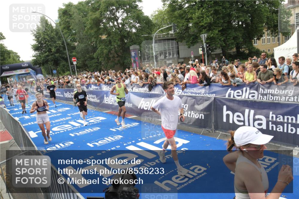 29.06.2025 - hella hamburg halbmarathon Michael Strokosch http://msf.ph/oto/8536233 29.06.2025 10:44:59 Ziel  meine-sportfotos.de