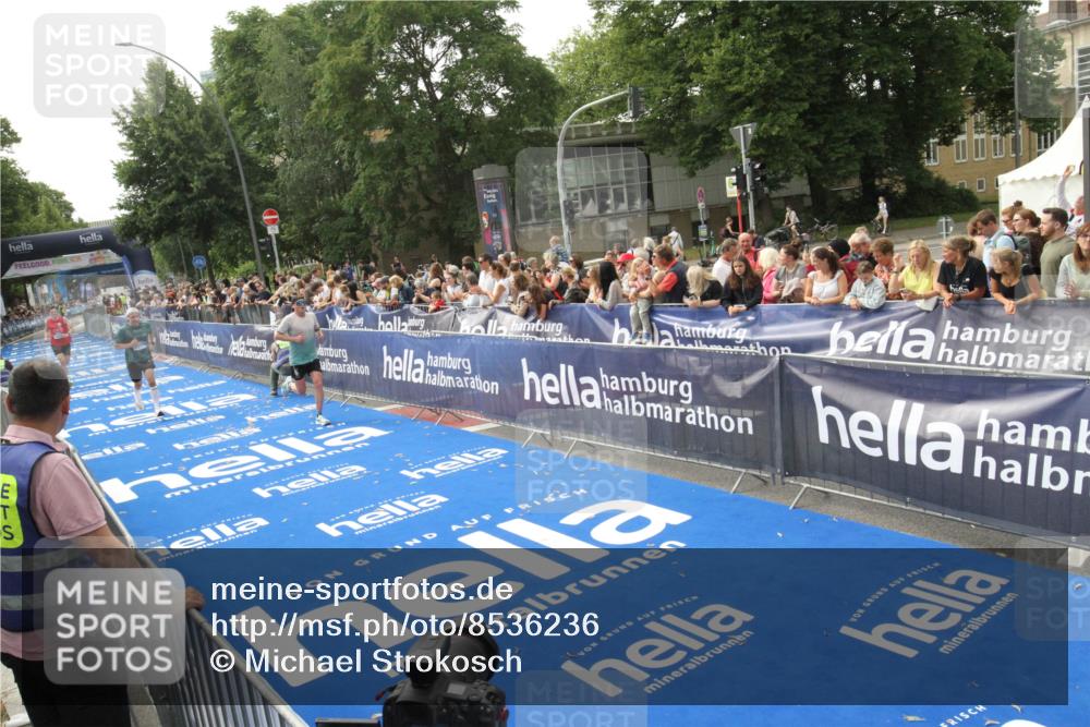 29.06.2025 - hella hamburg halbmarathon Michael Strokosch http://msf.ph/oto/8536236 29.06.2025 10:26:09 Ziel  meine-sportfotos.de