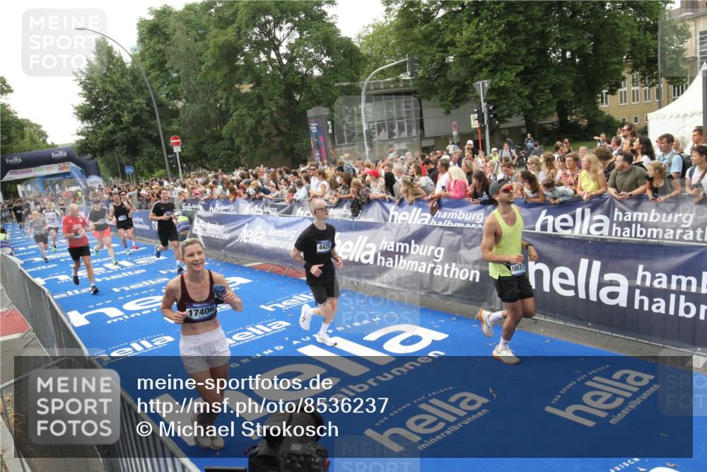 29.06.2025 - hella hamburg halbmarathon Michael Strokosch http://msf.ph/oto/8536237 29.06.2025 10:45:00 Ziel  meine-sportfotos.de