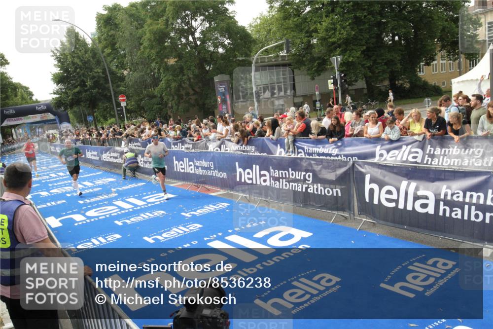 29.06.2025 - hella hamburg halbmarathon Michael Strokosch http://msf.ph/oto/8536238 29.06.2025 10:26:09 Ziel  meine-sportfotos.de