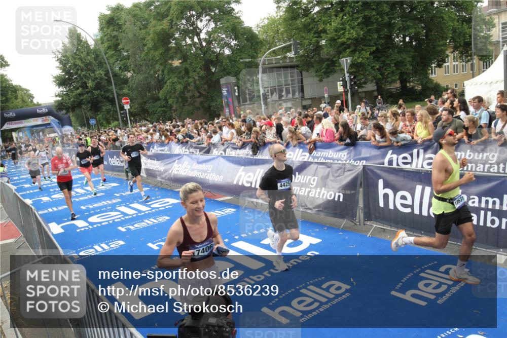 29.06.2025 - hella hamburg halbmarathon Michael Strokosch http://msf.ph/oto/8536239 29.06.2025 10:45:01 Ziel  meine-sportfotos.de