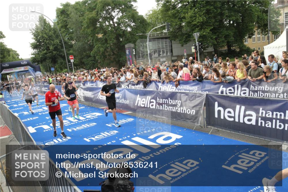 29.06.2025 - hella hamburg halbmarathon Michael Strokosch http://msf.ph/oto/8536241 29.06.2025 10:45:02 Ziel  meine-sportfotos.de
