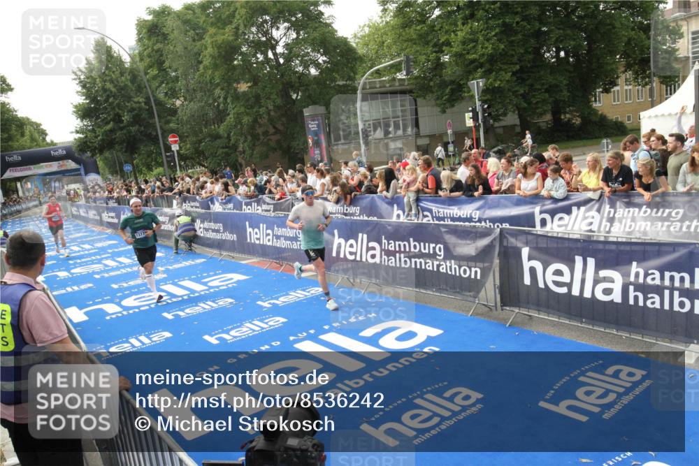29.06.2025 - hella hamburg halbmarathon Michael Strokosch http://msf.ph/oto/8536242 29.06.2025 10:26:10 Ziel  meine-sportfotos.de