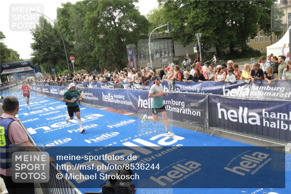 29.06.2025 - hella hamburg halbmarathon Michael Strokosch http://msf.ph/oto/8536244 29.06.2025 10:26:10 Ziel  meine-sportfotos.de