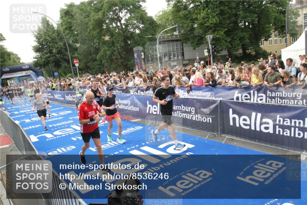 29.06.2025 - hella hamburg halbmarathon Michael Strokosch http://msf.ph/oto/8536246 29.06.2025 10:45:02 Ziel  meine-sportfotos.de