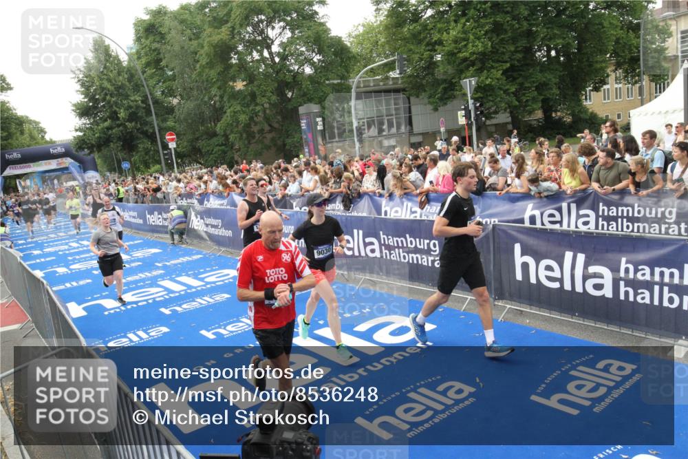 29.06.2025 - hella hamburg halbmarathon Michael Strokosch http://msf.ph/oto/8536248 29.06.2025 10:45:03 Ziel  meine-sportfotos.de
