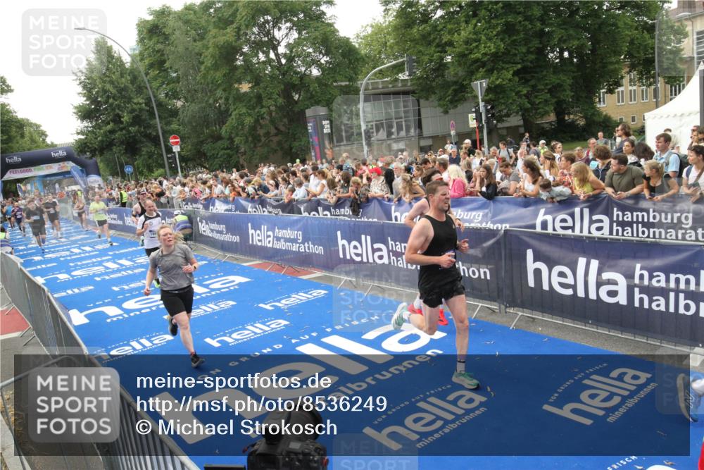 29.06.2025 - hella hamburg halbmarathon Michael Strokosch http://msf.ph/oto/8536249 29.06.2025 10:45:04 Ziel  meine-sportfotos.de