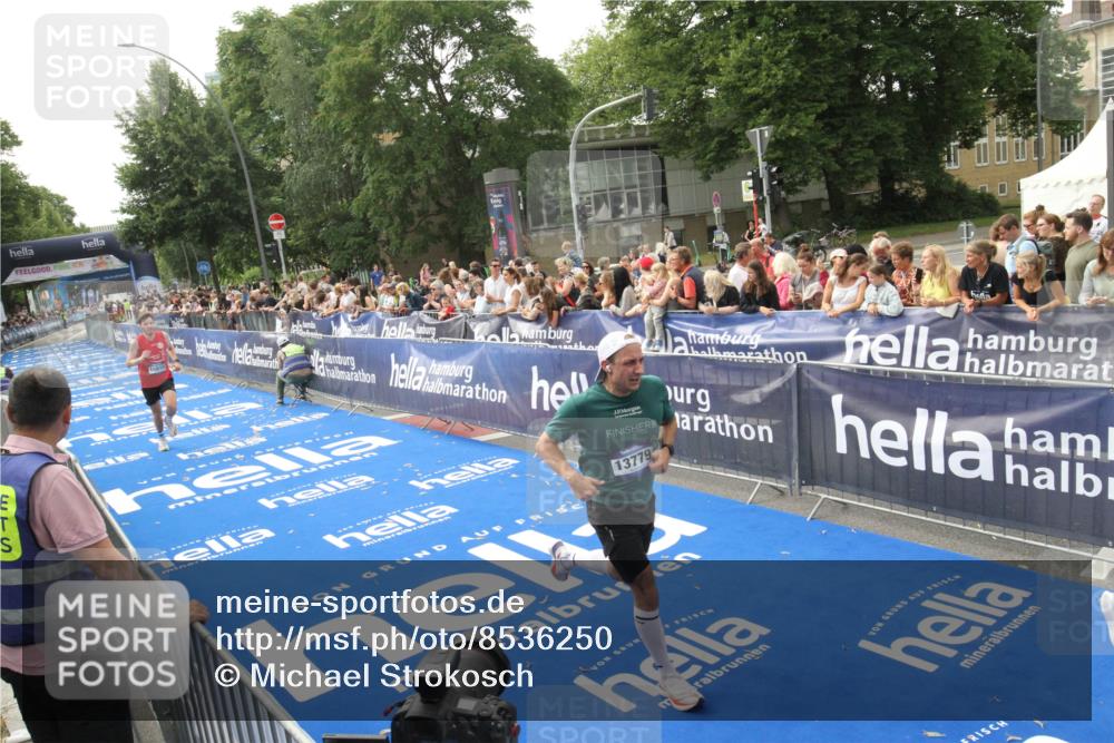 29.06.2025 - hella hamburg halbmarathon Michael Strokosch http://msf.ph/oto/8536250 29.06.2025 10:26:11 Ziel  meine-sportfotos.de