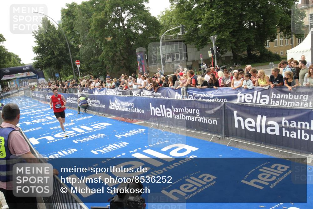 29.06.2025 - hella hamburg halbmarathon Michael Strokosch http://msf.ph/oto/8536252 29.06.2025 10:26:12 Ziel  meine-sportfotos.de