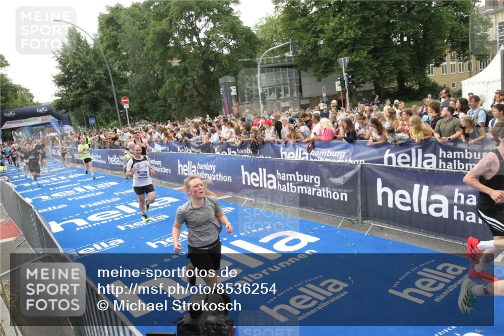 29.06.2025 - hella hamburg halbmarathon Michael Strokosch http://msf.ph/oto/8536254 29.06.2025 10:45:04 Ziel  meine-sportfotos.de
