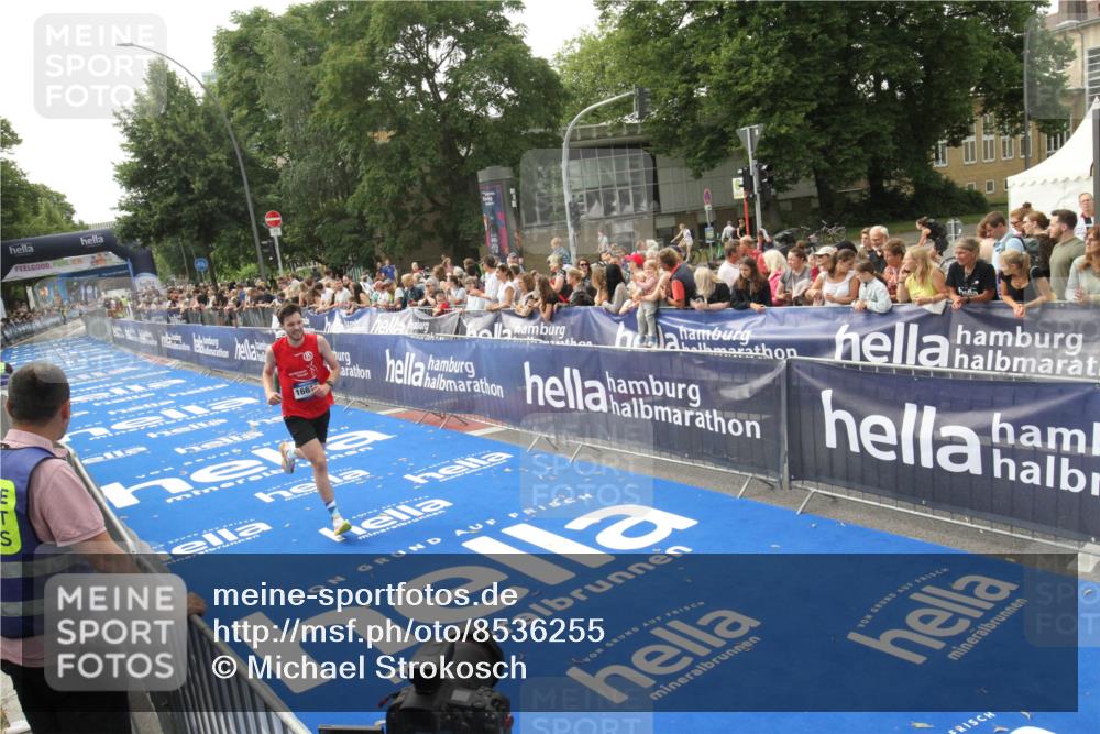 29.06.2025 - hella hamburg halbmarathon Michael Strokosch http://msf.ph/oto/8536255 29.06.2025 10:26:13 Ziel  meine-sportfotos.de