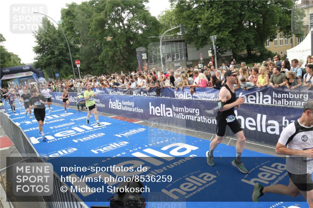 29.06.2025 - hella hamburg halbmarathon Michael Strokosch http://msf.ph/oto/8536259 29.06.2025 10:45:06 Ziel  meine-sportfotos.de