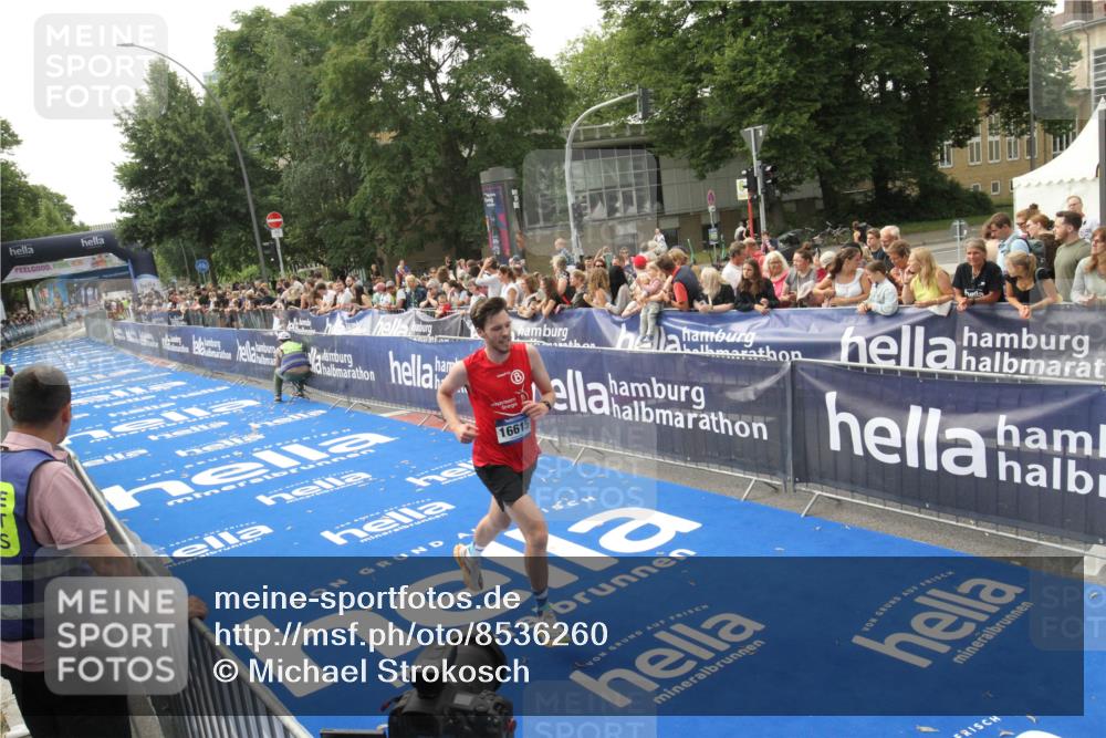 29.06.2025 - hella hamburg halbmarathon Michael Strokosch http://msf.ph/oto/8536260 29.06.2025 10:26:13 Ziel  meine-sportfotos.de