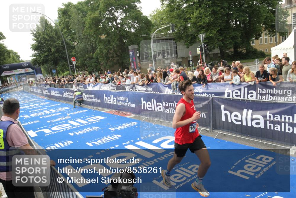 29.06.2025 - hella hamburg halbmarathon Michael Strokosch http://msf.ph/oto/8536261 29.06.2025 10:26:14 Ziel  meine-sportfotos.de