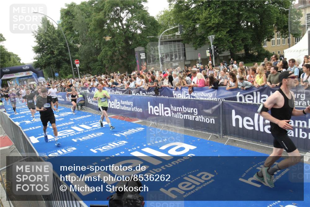 29.06.2025 - hella hamburg halbmarathon Michael Strokosch http://msf.ph/oto/8536262 29.06.2025 10:45:07 Ziel  meine-sportfotos.de