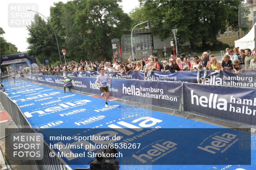 29.06.2025 - hella hamburg halbmarathon Michael Strokosch http://msf.ph/oto/8536267 29.06.2025 10:26:29 Ziel  meine-sportfotos.de