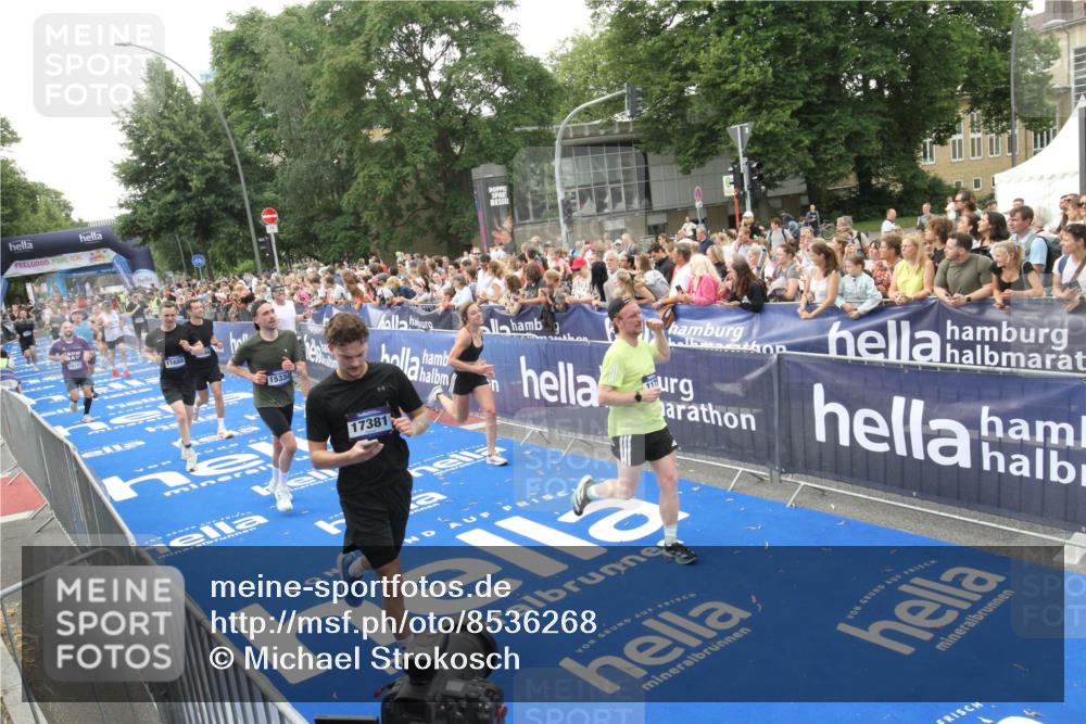 29.06.2025 - hella hamburg halbmarathon Michael Strokosch http://msf.ph/oto/8536268 29.06.2025 10:45:08 Ziel  meine-sportfotos.de