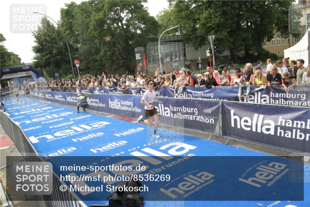 29.06.2025 - hella hamburg halbmarathon Michael Strokosch http://msf.ph/oto/8536269 29.06.2025 10:26:29 Ziel  meine-sportfotos.de