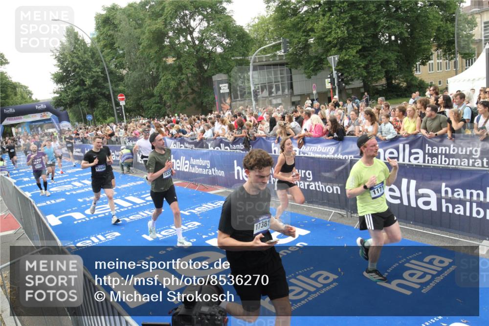 29.06.2025 - hella hamburg halbmarathon Michael Strokosch http://msf.ph/oto/8536270 29.06.2025 10:45:08 Ziel  meine-sportfotos.de