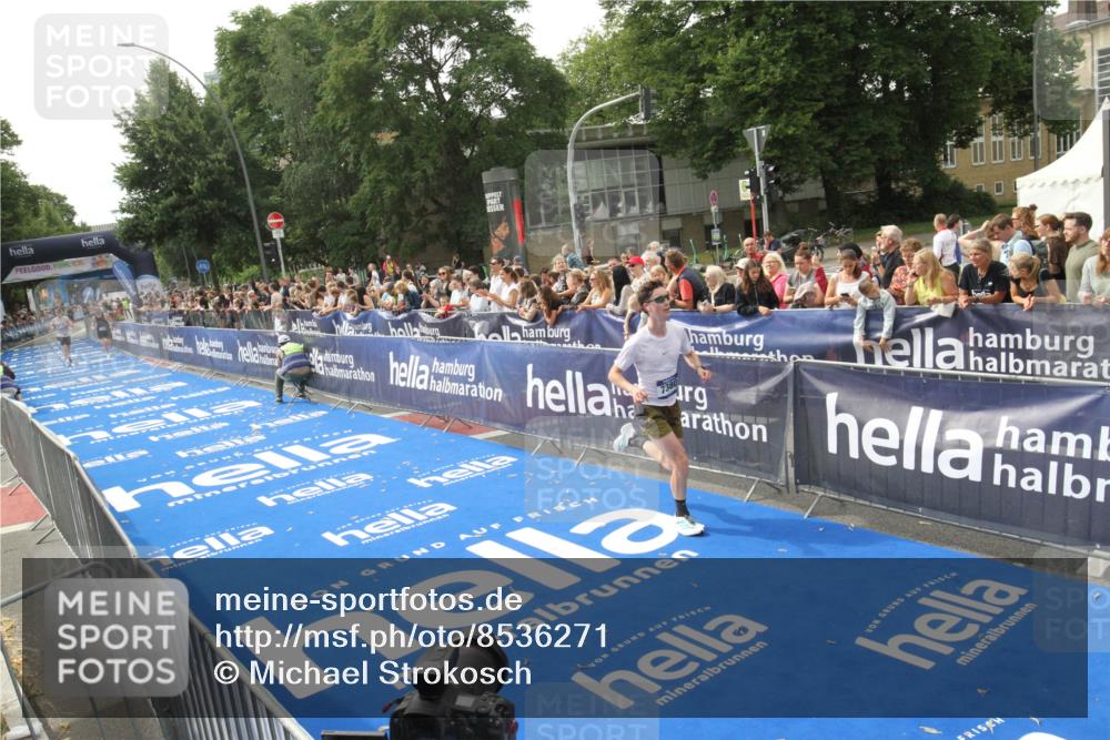 29.06.2025 - hella hamburg halbmarathon Michael Strokosch http://msf.ph/oto/8536271 29.06.2025 10:26:30 Ziel  meine-sportfotos.de