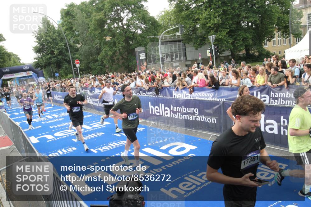29.06.2025 - hella hamburg halbmarathon Michael Strokosch http://msf.ph/oto/8536272 29.06.2025 10:45:09 Ziel  meine-sportfotos.de
