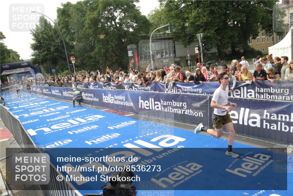 29.06.2025 - hella hamburg halbmarathon Michael Strokosch http://msf.ph/oto/8536273 29.06.2025 10:26:30 Ziel  meine-sportfotos.de