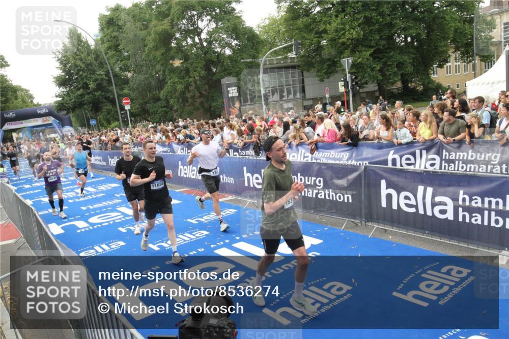 29.06.2025 - hella hamburg halbmarathon Michael Strokosch http://msf.ph/oto/8536274 29.06.2025 10:45:09 Ziel  meine-sportfotos.de