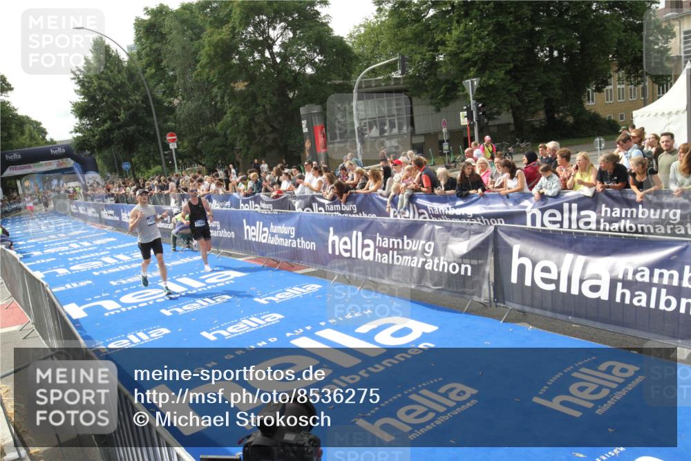 29.06.2025 - hella hamburg halbmarathon Michael Strokosch http://msf.ph/oto/8536275 29.06.2025 10:26:34 Ziel  meine-sportfotos.de