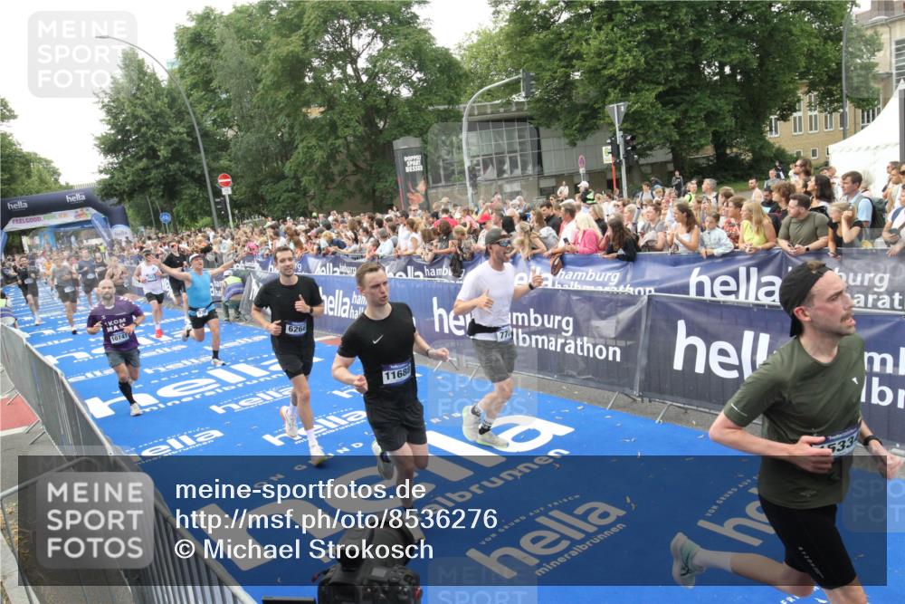 29.06.2025 - hella hamburg halbmarathon Michael Strokosch http://msf.ph/oto/8536276 29.06.2025 10:45:10 Ziel  meine-sportfotos.de