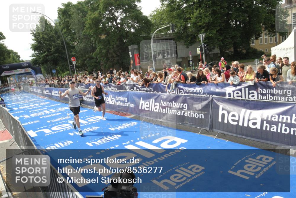 29.06.2025 - hella hamburg halbmarathon Michael Strokosch http://msf.ph/oto/8536277 29.06.2025 10:26:34 Ziel  meine-sportfotos.de