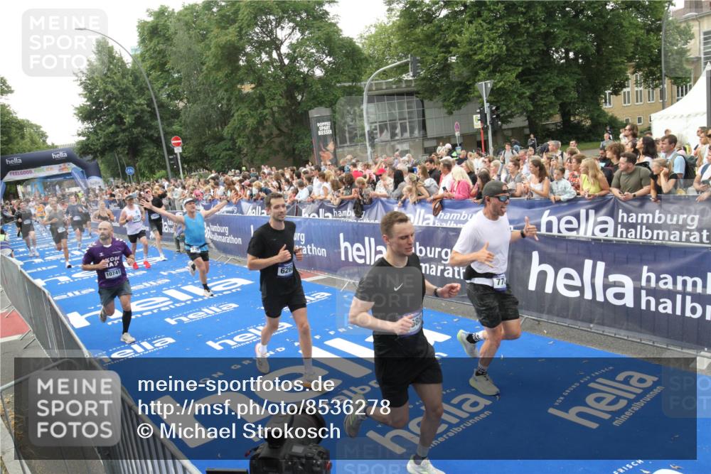 29.06.2025 - hella hamburg halbmarathon Michael Strokosch http://msf.ph/oto/8536278 29.06.2025 10:45:10 Ziel  meine-sportfotos.de