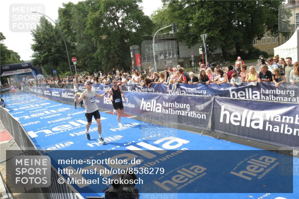 29.06.2025 - hella hamburg halbmarathon Michael Strokosch http://msf.ph/oto/8536279 29.06.2025 10:26:35 Ziel  meine-sportfotos.de