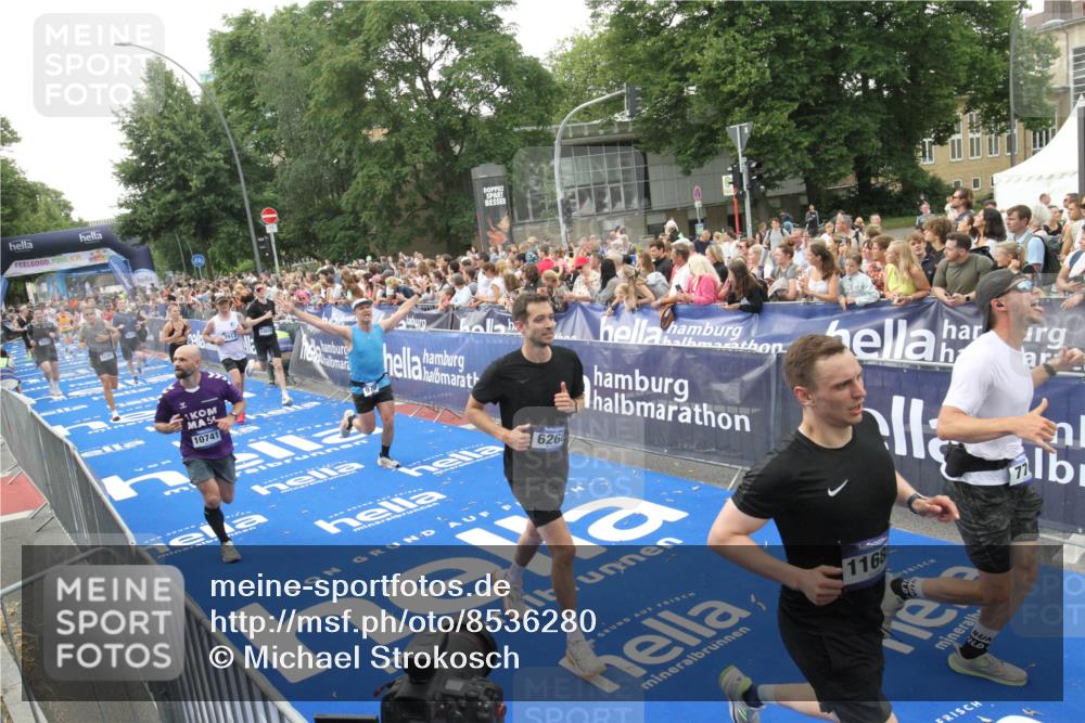 29.06.2025 - hella hamburg halbmarathon Michael Strokosch http://msf.ph/oto/8536280 29.06.2025 10:45:10 Ziel  meine-sportfotos.de