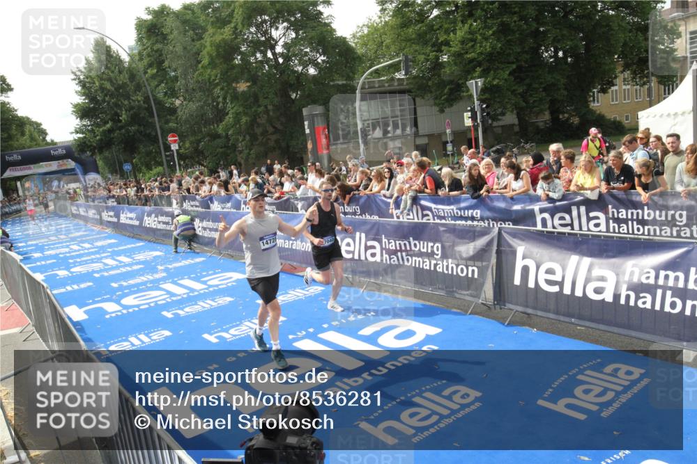 29.06.2025 - hella hamburg halbmarathon Michael Strokosch http://msf.ph/oto/8536281 29.06.2025 10:26:35 Ziel  meine-sportfotos.de