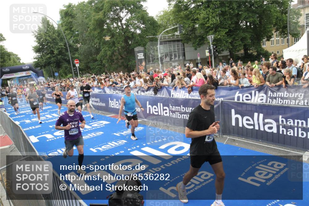 29.06.2025 - hella hamburg halbmarathon Michael Strokosch http://msf.ph/oto/8536282 29.06.2025 10:45:11 Ziel  meine-sportfotos.de