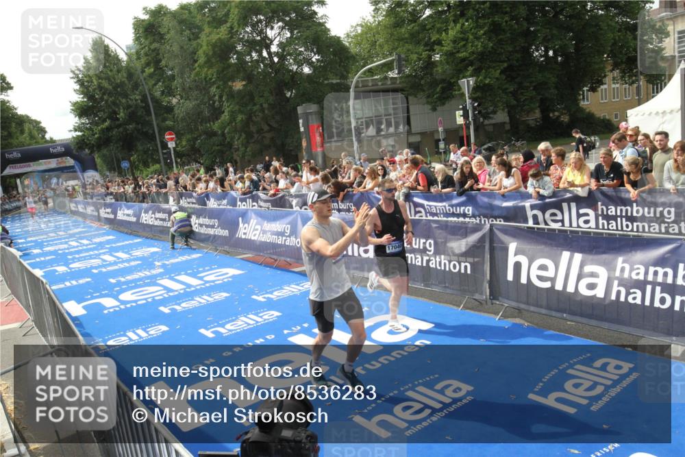 29.06.2025 - hella hamburg halbmarathon Michael Strokosch http://msf.ph/oto/8536283 29.06.2025 10:26:35 Ziel  meine-sportfotos.de