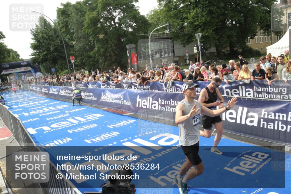 29.06.2025 - hella hamburg halbmarathon Michael Strokosch http://msf.ph/oto/8536284 29.06.2025 10:26:36 Ziel  meine-sportfotos.de