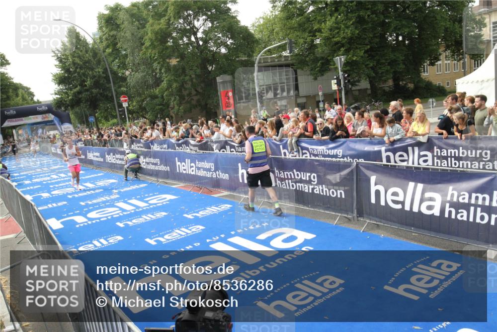 29.06.2025 - hella hamburg halbmarathon Michael Strokosch http://msf.ph/oto/8536286 29.06.2025 10:26:40 Ziel  meine-sportfotos.de