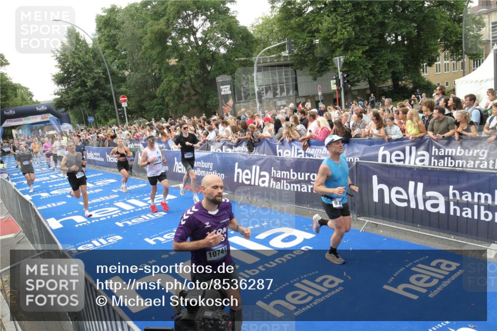 29.06.2025 - hella hamburg halbmarathon Michael Strokosch http://msf.ph/oto/8536287 29.06.2025 10:45:11 Ziel  meine-sportfotos.de